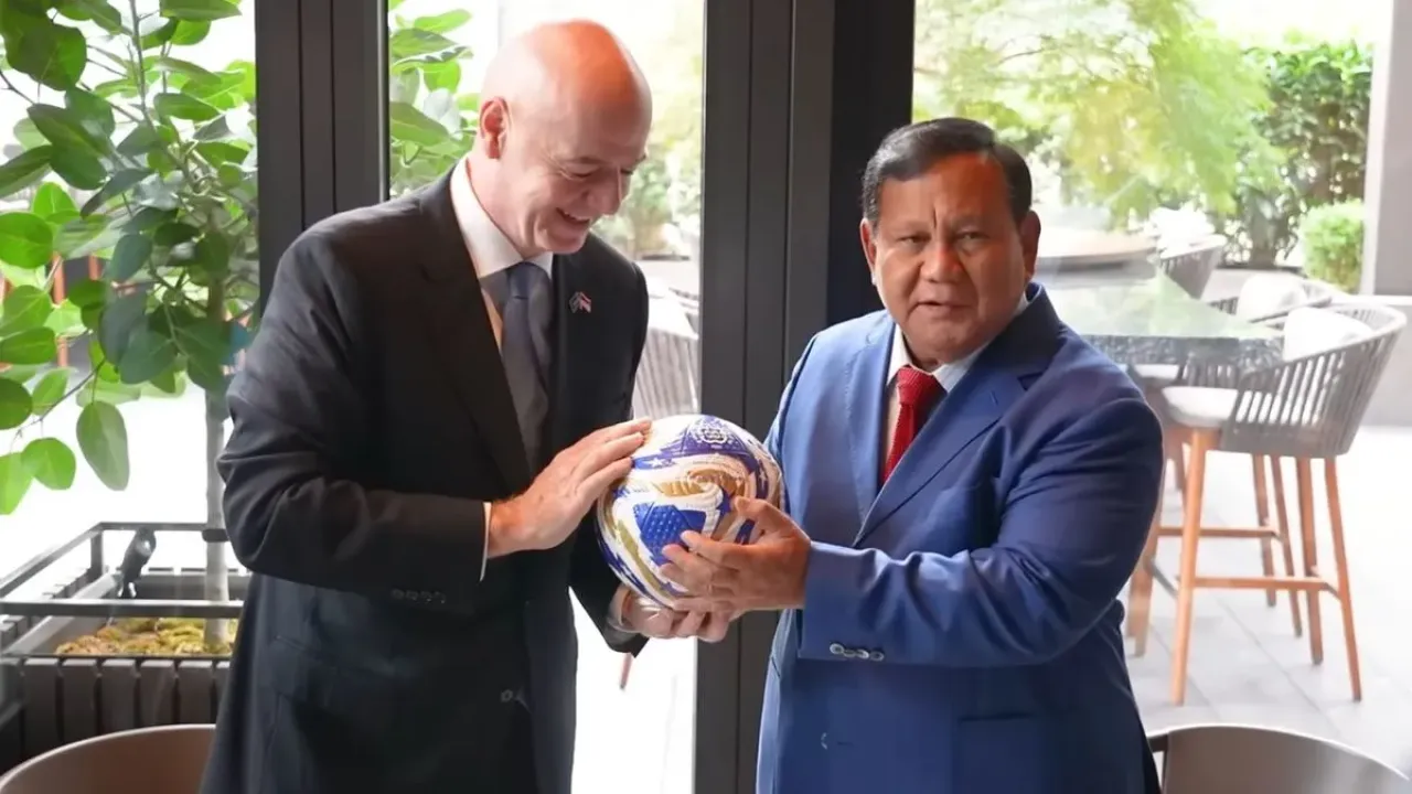 Presiden FIFA Gianni Infantino memberikan sejumlah hadiah kepada Presiden RI Prabowo Subianto di Amerika Serikat, Rabu (24/9/2025). 
