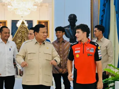 Presiden Prabowo Subianto bertemu dengan juara dunia MotoGP 2025 Marc Marquez di Istana Kepresidenan Jakarta, Selasa (30/9/2025). 