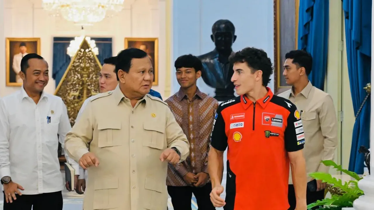 Presiden Prabowo Subianto bertemu dengan juara dunia MotoGP 2025 Marc Marquez di Istana Kepresidenan Jakarta, Selasa (30/9/2025). 