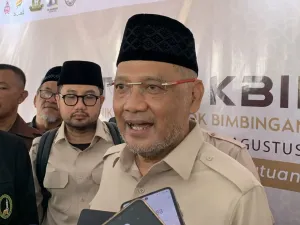 Presiden Prabowo Subianto resmi melantik Moch Irfan Yusuf atau Gus Irfan sebagai Menteri Haji dan Umrah di Istana Kepresidenan, Jakarta, Senin.