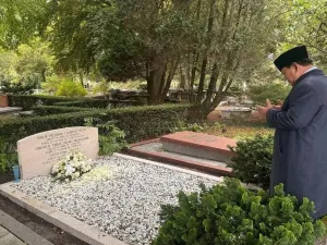 Presiden RI Prabowo Subianto berziarah ke makam kakek dan neneknya di Den Haag, Belanda, Jumat (26/9/2025). 