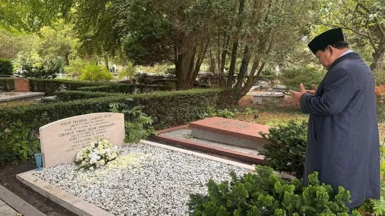 Presiden RI Prabowo Subianto berziarah ke makam kakek dan neneknya di Den Haag, Belanda, Jumat (26/9/2025). 