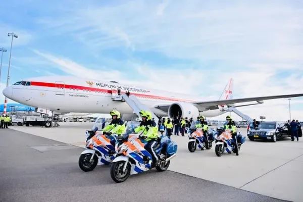 Presiden RI Prabowo Subianto dijemput Limousine Cadillac milik keluarga Kerajaan Belanda di Amsterdam, Kamis (25/9/2025). 