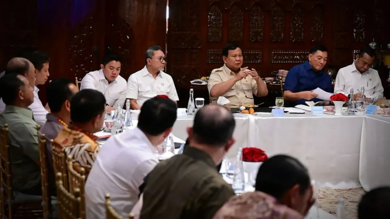 Presiden RI Prabowo Subianto mengumpulkan para menteri di kediaman pribadinya, Jalan Kertanegara, Jakarta, Minggu (28/9/2025). 