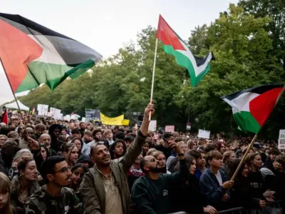 Pro-Palestine demonstrators take part in the &quot;All Eyes on Gaza - Stop the Genocide&quot; protest against the war in Gaza. Fabian Sommer/dpa