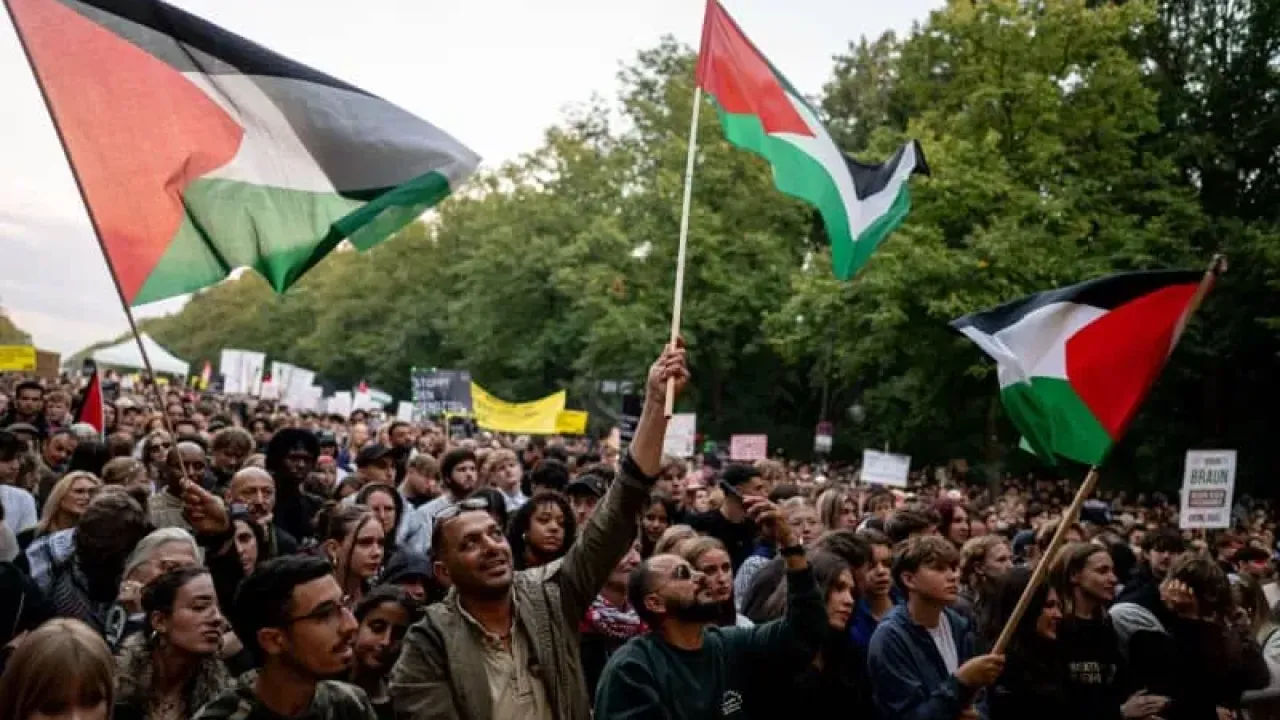 Pro-Palestine demonstrators take part in the &quot;All Eyes on Gaza - Stop the Genocide&quot; protest against the war in Gaza. Fabian Sommer/dpa