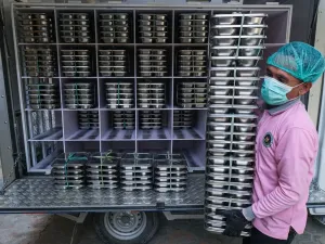 Program Makan Bergizi Gratis (MBG) mendapat alokasi besar dalam APBN 2026, naik tajam dari Rp 71 triliun menjadi Rp 335 triliun.