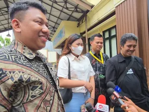 Putri sulung mendiang komedian Mpok Alpa, bersama kuasa hukum ayah sambungnya saat dijumpai di Pengadilan Agama Jakarta Selatan, Senin (22/9/2025)