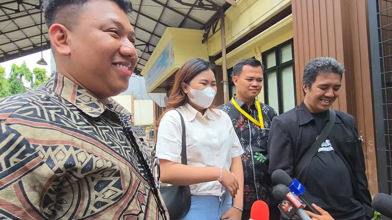 Putri sulung mendiang komedian Mpok Alpa, bersama kuasa hukum ayah sambungnya saat dijumpai di Pengadilan Agama Jakarta Selatan, Senin (22/9/2025)