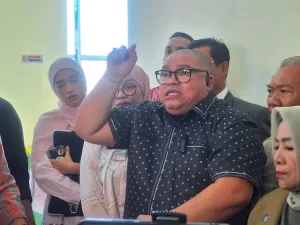 Razman Nasution menantang Hotman Paris berkelahi.