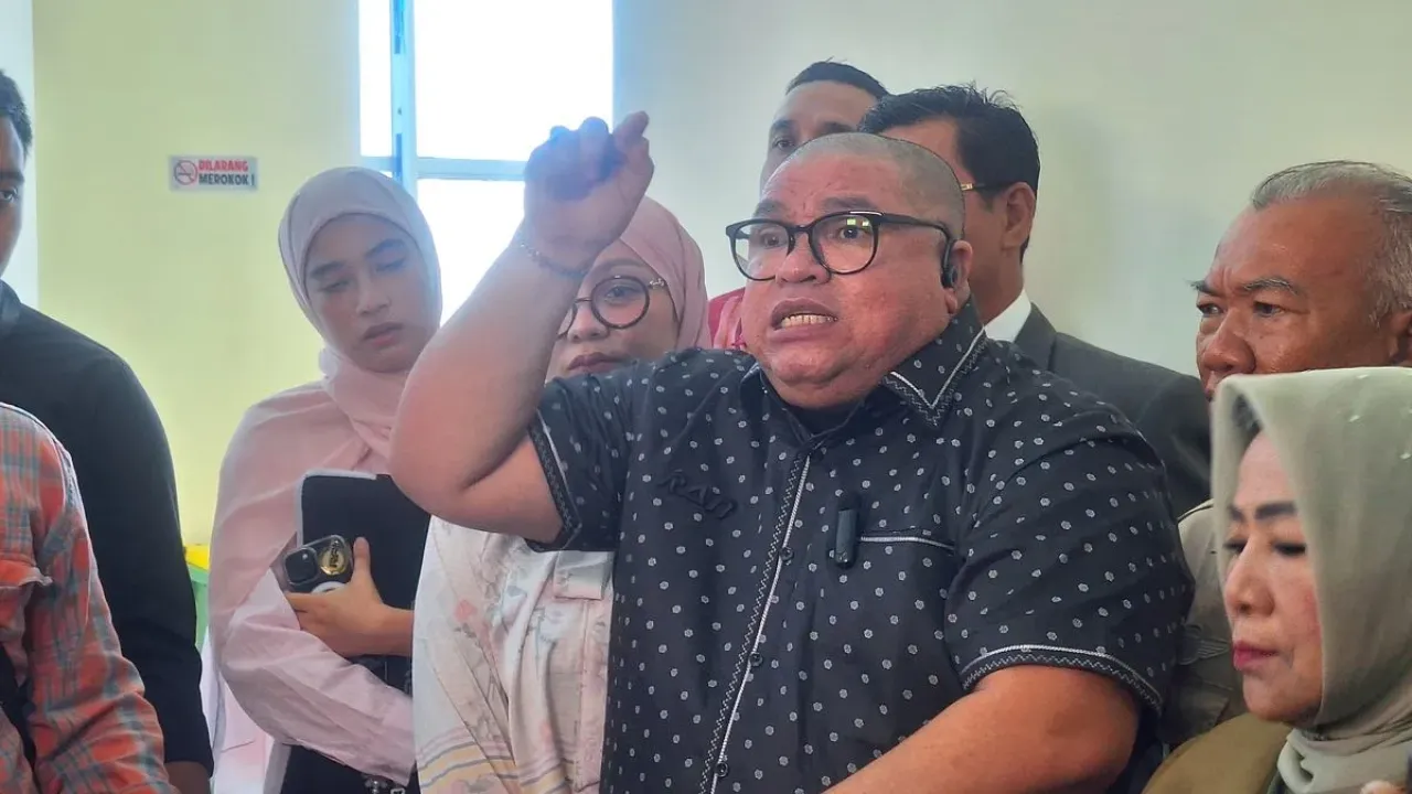 Razman Nasution menantang Hotman Paris berkelahi.