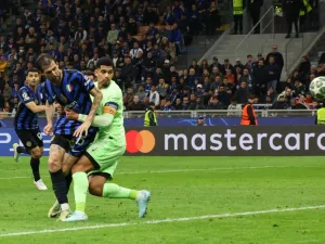 Reaksi Francesco Acerbi Usai Inter Tersungkur di Final Liga Champions (2)