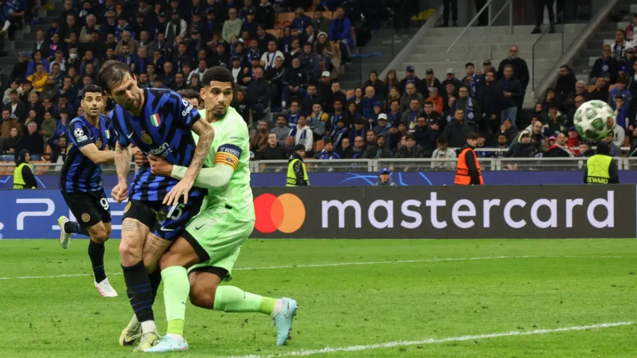 Reaksi Francesco Acerbi Usai Inter Tersungkur di Final Liga Champions (2)