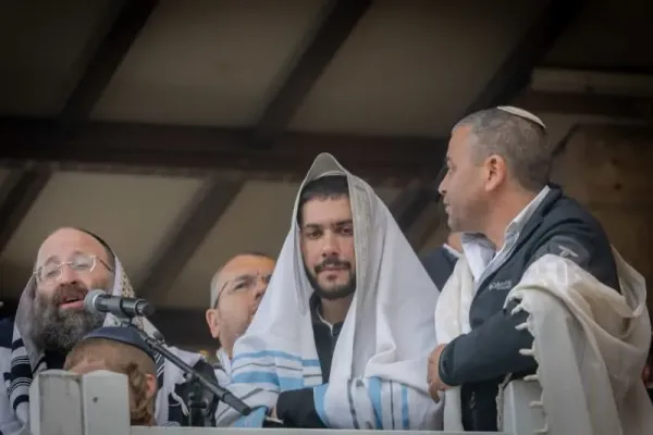 Released hostage Eliya Cohen at the Western Wall, Judaism