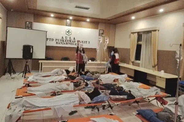 Santri dirawat di Puskesmas Rakit 1, Banjarnegara, Jawa Tengah, Senin (15/9/2025).