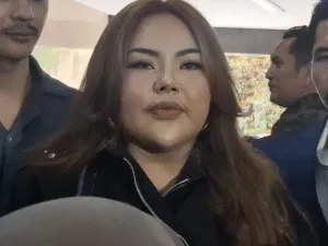 Selebgram Lisa Mariana (LM) akhirnya memenuhi panggilan penyidik Direktorat Tindak Pidana Siber Bareskrim Polri, Kamis (11/9/2025). 