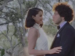 Selena Gomez (kiri) menikah dengan Benny Blanco (kanan) di Santa Barbara, Amerika Serikat, pada Sabtu (27/9/2025).