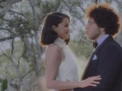 Selena Gomez (kiri) menikah dengan Benny Blanco (kanan) di Santa Barbara, Amerika Serikat, pada Sabtu (27/9/2025).