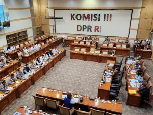 Ses NCB Interpol Polri, Brigjen Untung Widyatmoko dalam rapat bersama Komisi III DPR RI di Kompleks Parlemen, Jakarta, Senin (22/9/2025).