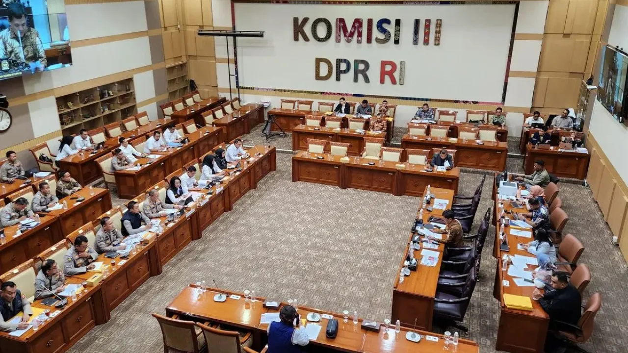 Ses NCB Interpol Polri, Brigjen Untung Widyatmoko dalam rapat bersama Komisi III DPR RI di Kompleks Parlemen, Jakarta, Senin (22/9/2025).