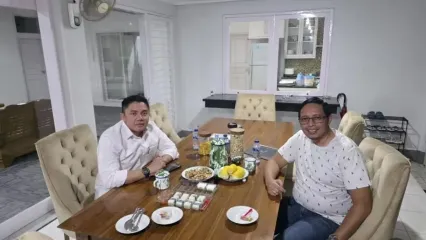 Seskab Teddy Indra Wijaya bertemu eks Kepala PCO Hasan Nasbi, Senin (29/9/2025). 