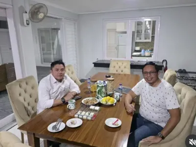 Seskab Teddy Indra Wijaya bertemu eks Kepala PCO Hasan Nasbi, Senin (29/9/2025). 