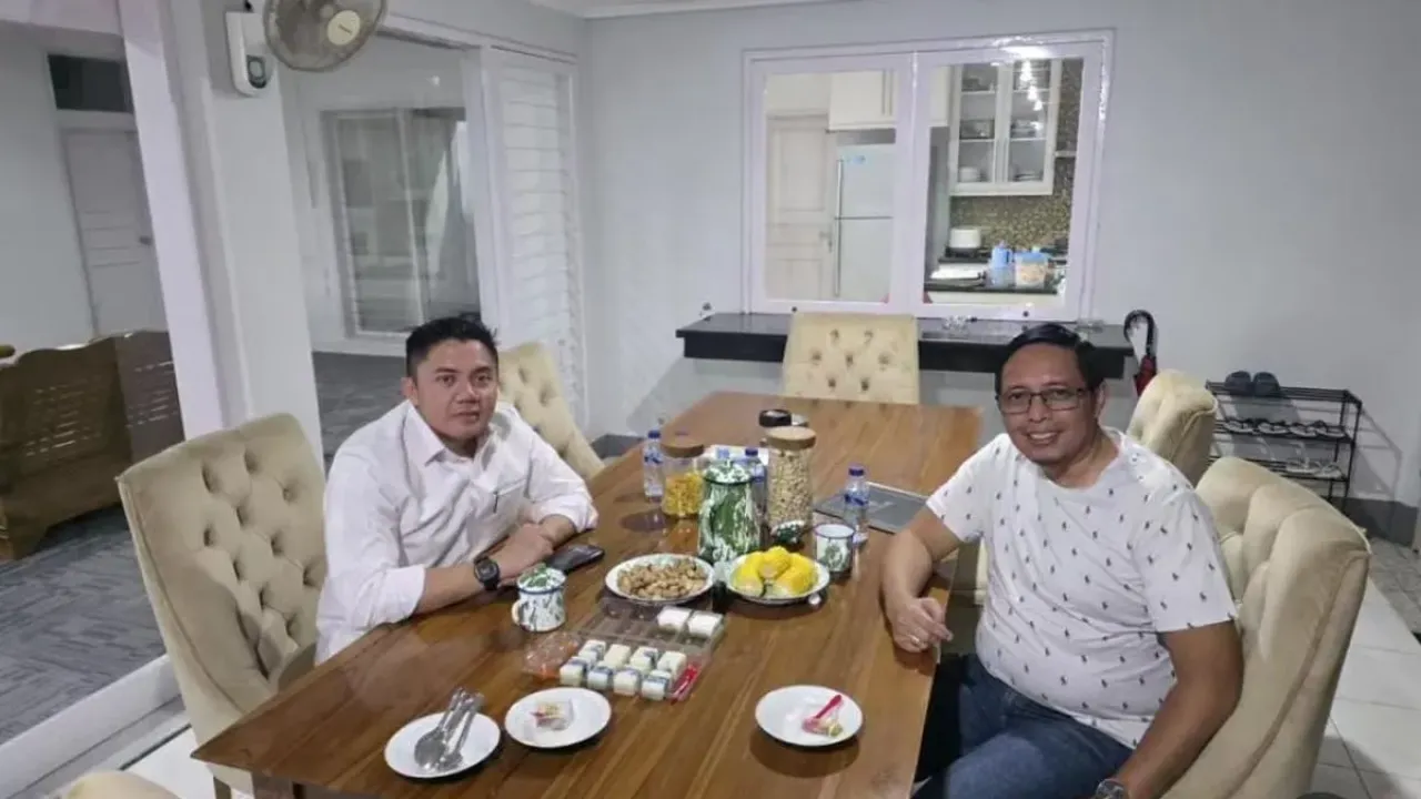 Seskab Teddy Indra Wijaya bertemu eks Kepala PCO Hasan Nasbi, Senin (29/9/2025). 