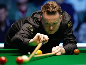 Shaun Murphy lines up his cue to hit the white ball