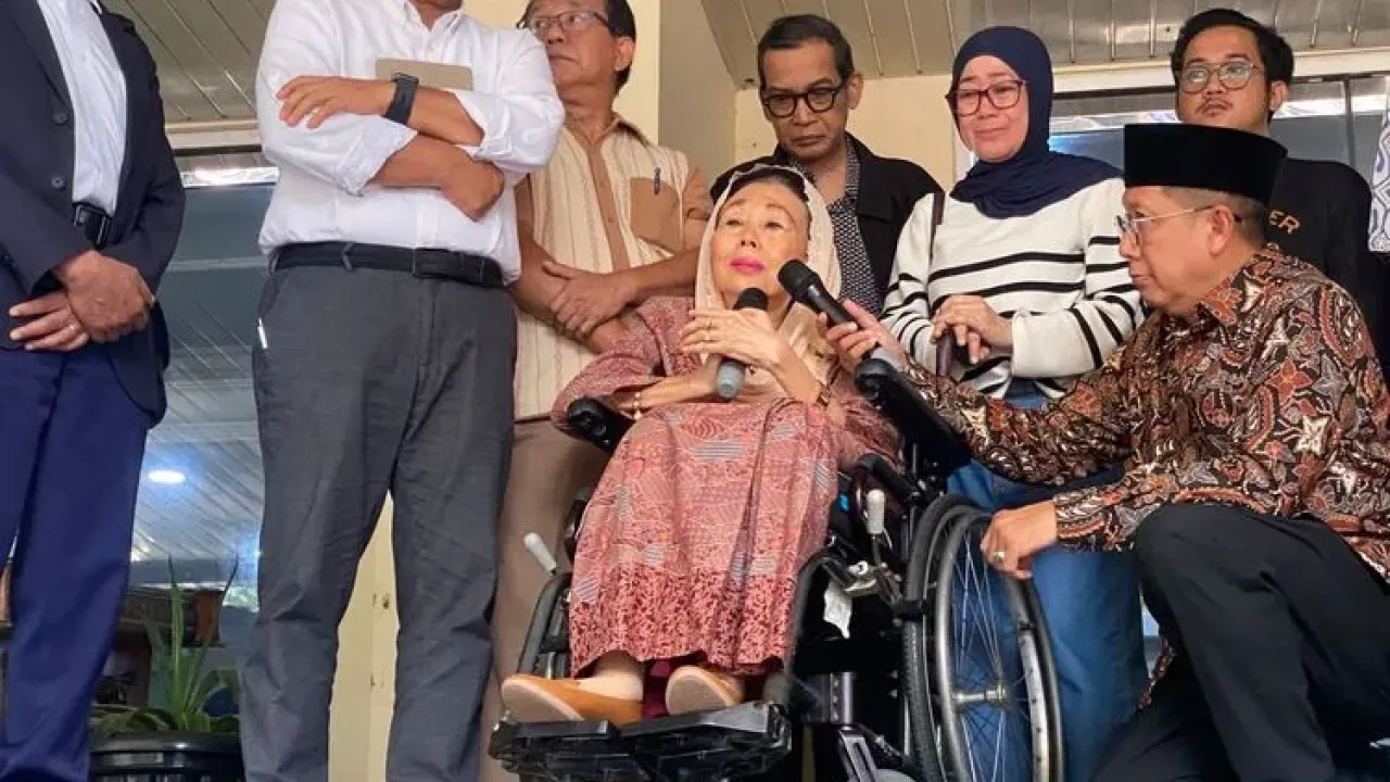 Sinta Nuriyah, istri Presiden ke-4 Republik Indonesia Abdurrahman Wahid atau Gus Dur, di Polda Metro Jaya, Selasa (23/9/2025).