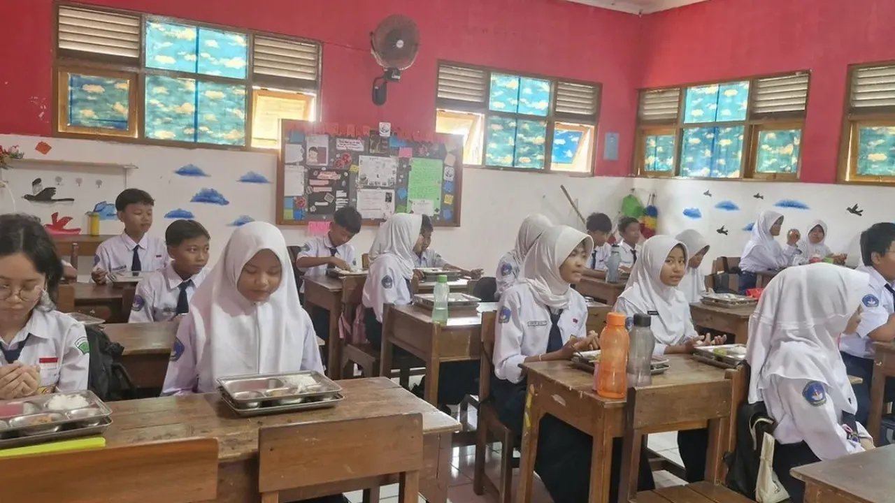 Siswa kelas VIIE menyantap program Makan Bergizi Gratis (MBG) di SMP Negeri 11 Semarang, Senin (29/9/2025).