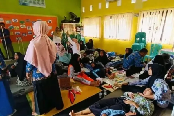 Siswa Tumbang Diduga Keracunan Usai Santap MBG dirawat sementara di sekolah 