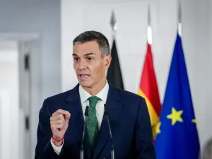 Spanish Prime Minister Pedro Sanchez holds a press conference following a joint meeting with German Chancellor Friedrich Merz. Kay Nietfeld/dpa