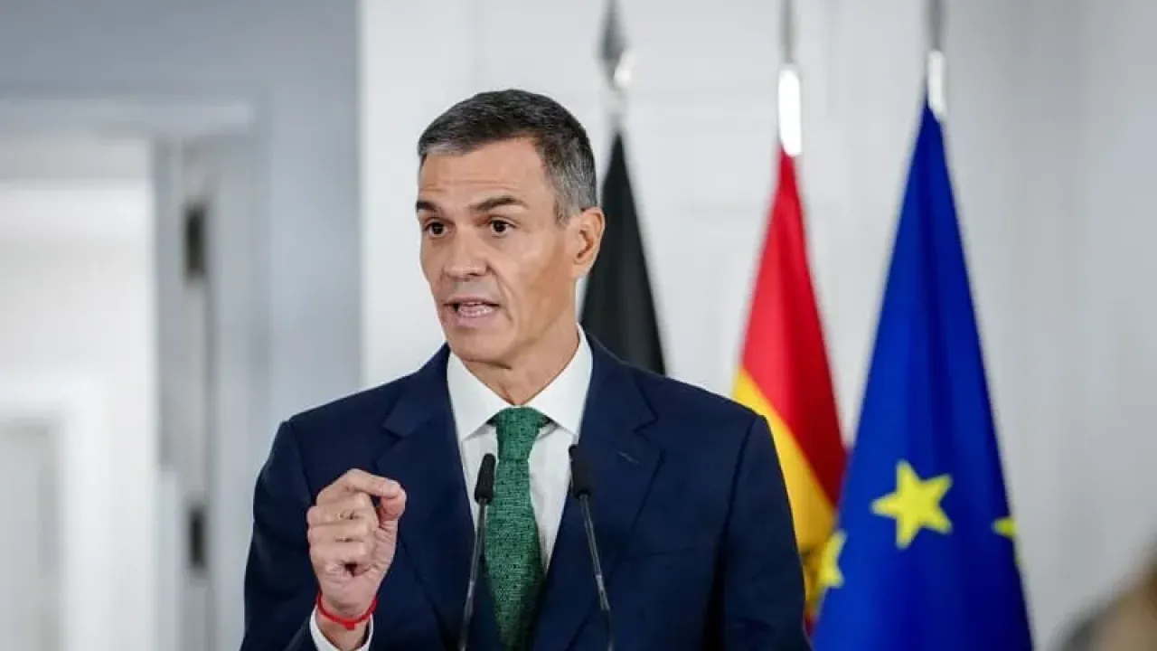 Spanish Prime Minister Pedro Sanchez holds a press conference following a joint meeting with German Chancellor Friedrich Merz. Kay Nietfeld/dpa