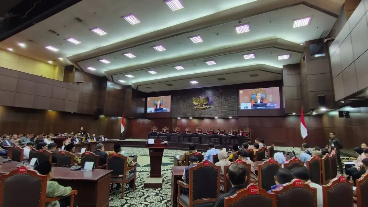 Suasana ruang sidang Mahkamah Konstitusi saat pembacaan putusan 13 perkara di Ruang Sidang Pleno MK, Jakarta Pusat, Kamis (28/8/2025).