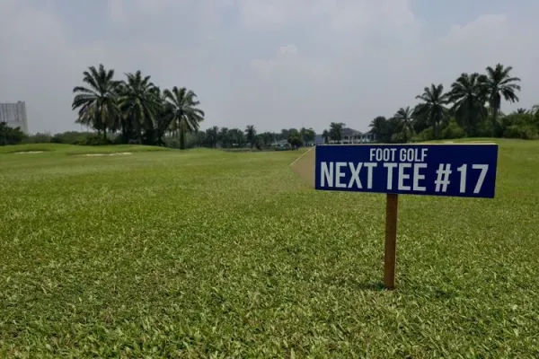 Suatu palang yang mengindikasikan letak area tee (memulai tendangan) olahraga Footgolf di Palm Hill Golf Club, Sentul, Jawa Barat, pada Kamis (25/9/2025).