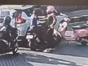 Tangkapan layar dari rekaman CCTV kejadian pemukulan di Jalan Ampera Raya, Pasar Minggu, Jakarta Selatan pada Senin (22/9/2025) pagi. 