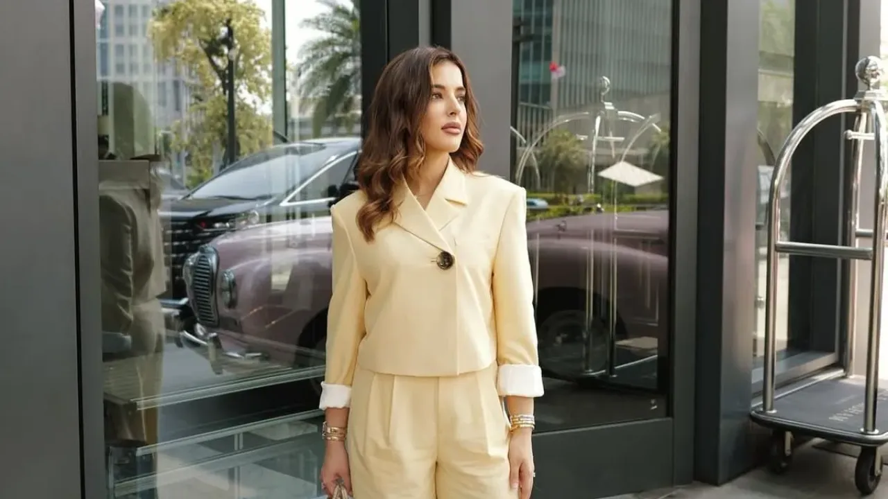 Tasya Farasya hadir di sidang cerai perdana dengan gaya elegan. Tas Hermes senilai Rp 3,3 M jadi sorotan, lengkap dengan detail busananya.