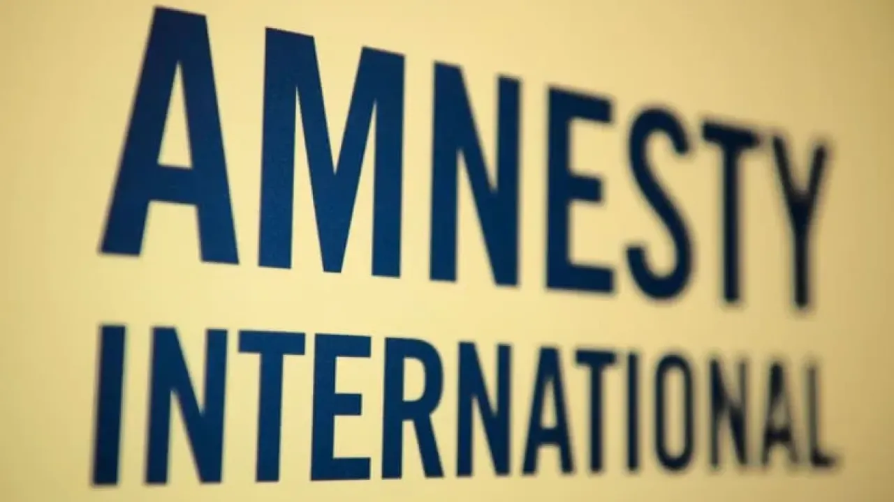 The logo of the human rights organization Amnesty International is pictured in Berlin. Sebastian Kahnert/dpa