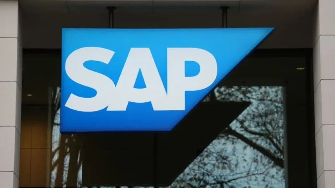The logo of the software company SAP hangs on the facade of a site in Hamburg. Marcus Brandt/dpa