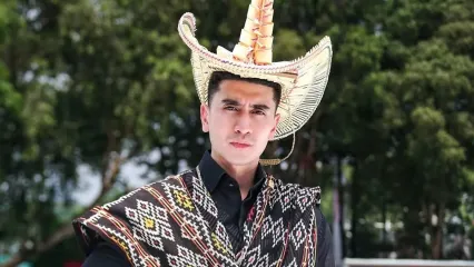 Verrell Bramasta mengenakan baju adat Nusa Tenggara Timur (NTT) saat menghadiri Upacara HUT Ke-80 RI di Istana Merdeka, Minggu (17/8/2025).