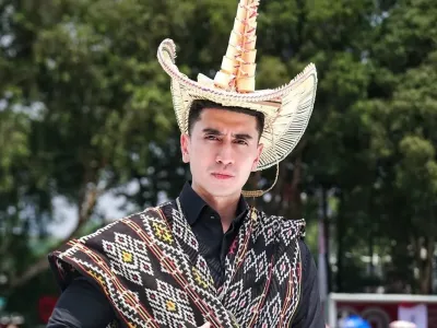 Verrell Bramasta mengenakan baju adat Nusa Tenggara Timur (NTT) saat menghadiri Upacara HUT Ke-80 RI di Istana Merdeka, Minggu (17/8/2025).