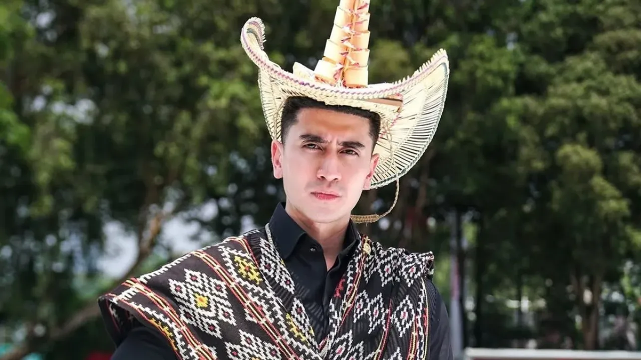 Verrell Bramasta mengenakan baju adat Nusa Tenggara Timur (NTT) saat menghadiri Upacara HUT Ke-80 RI di Istana Merdeka, Minggu (17/8/2025).