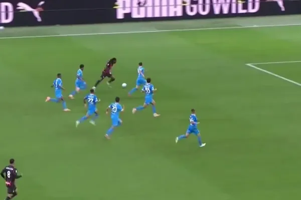 Video: Napoli need 7 defenders to stop Milan star Leao