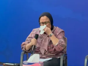 Wakil Kepala BGN Nanik S Deyang menangis imbas ribuan siswa keracunan MBG di Gedung BGN, Jakarta Pusat, Jumat (26/9/2025). 