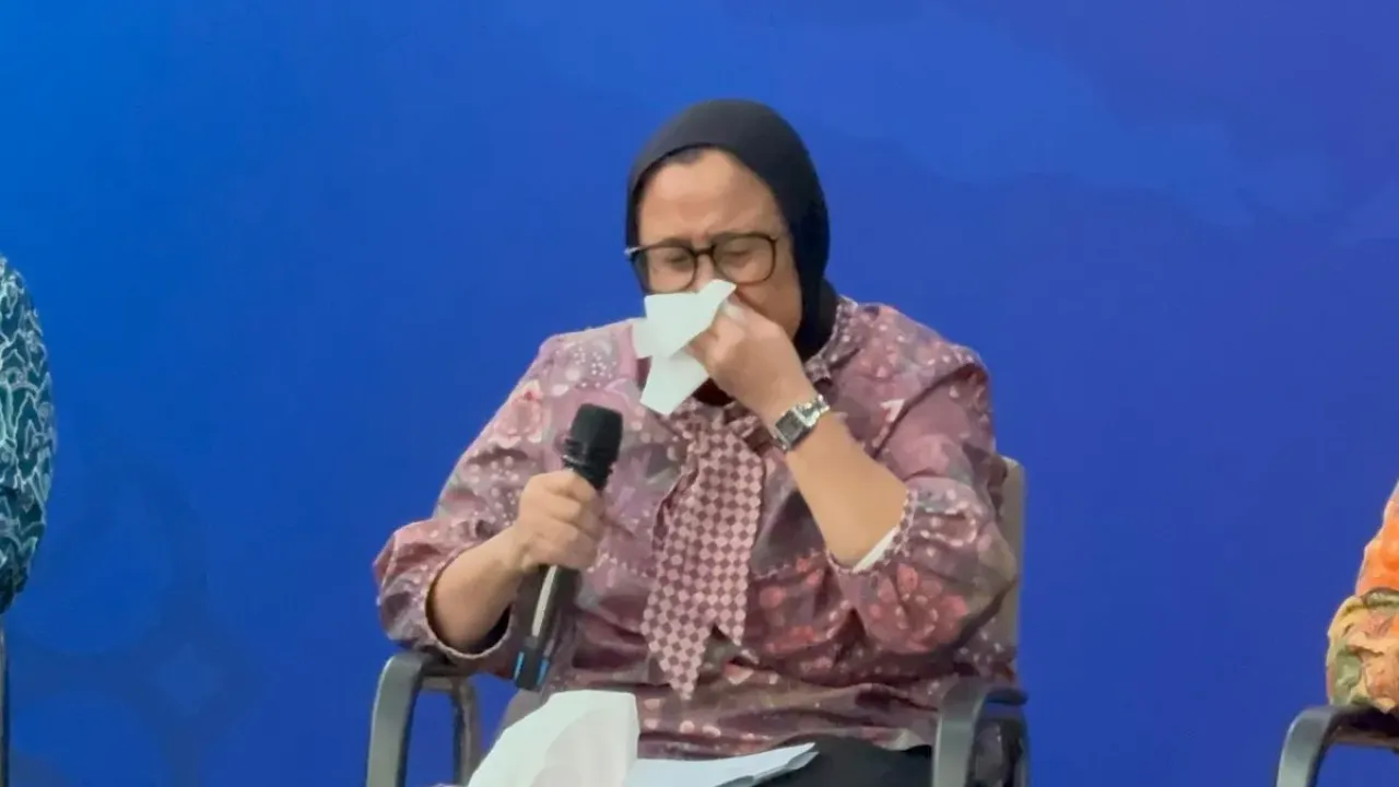 Wakil Kepala BGN Nanik S Deyang menangis imbas ribuan siswa keracunan MBG di Gedung BGN, Jakarta Pusat, Jumat (26/9/2025). 