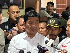 Wakil Menteri Sekretaris Negara (Wamensesneg) Juri Ardiantoro usai beraudiensi dengan kelompok petani di Kantor Kemensetneg, Jakarta, Rabu (24/9/2025). 