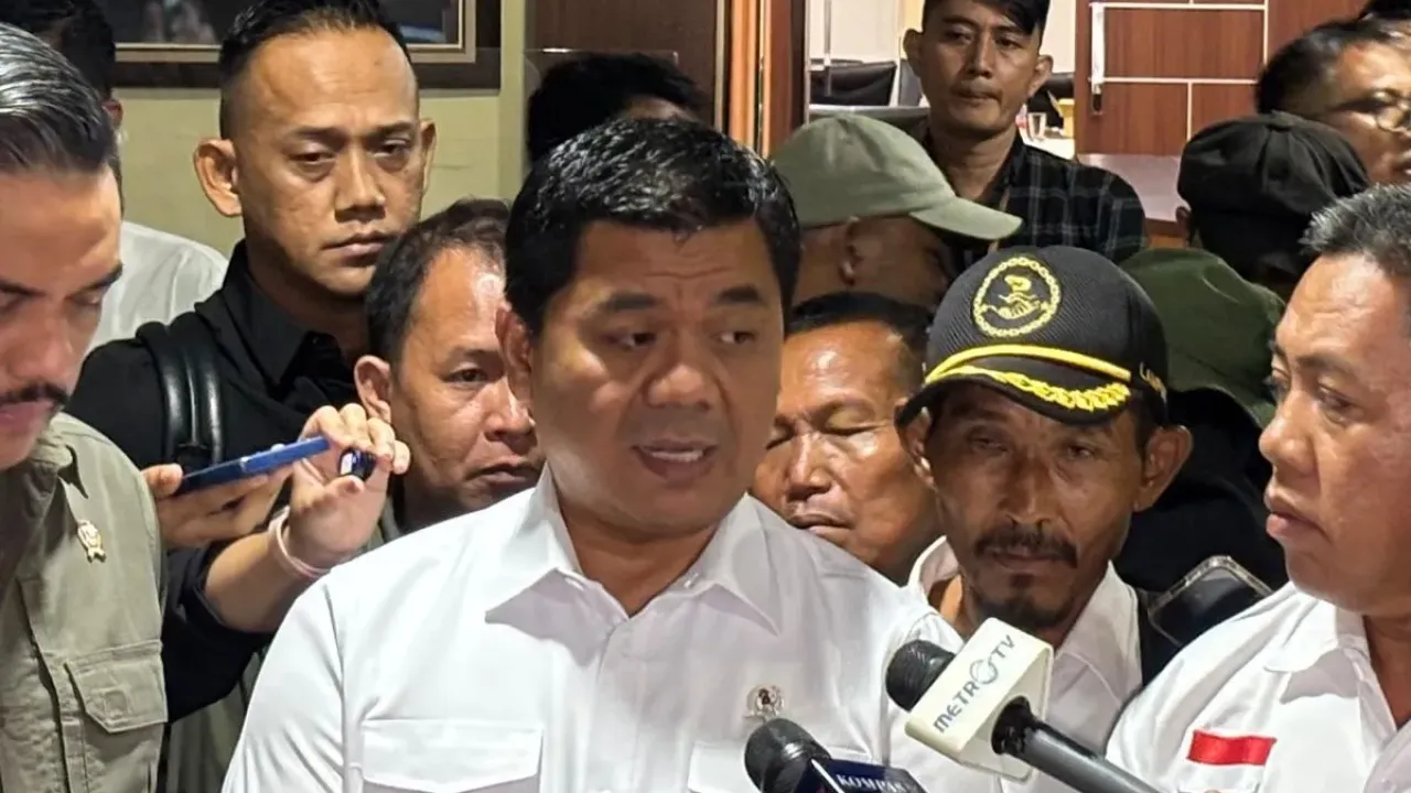 Wakil Menteri Sekretaris Negara (Wamensesneg) Juri Ardiantoro usai beraudiensi dengan kelompok petani di Kantor Kemensetneg, Jakarta, Rabu (24/9/2025). 