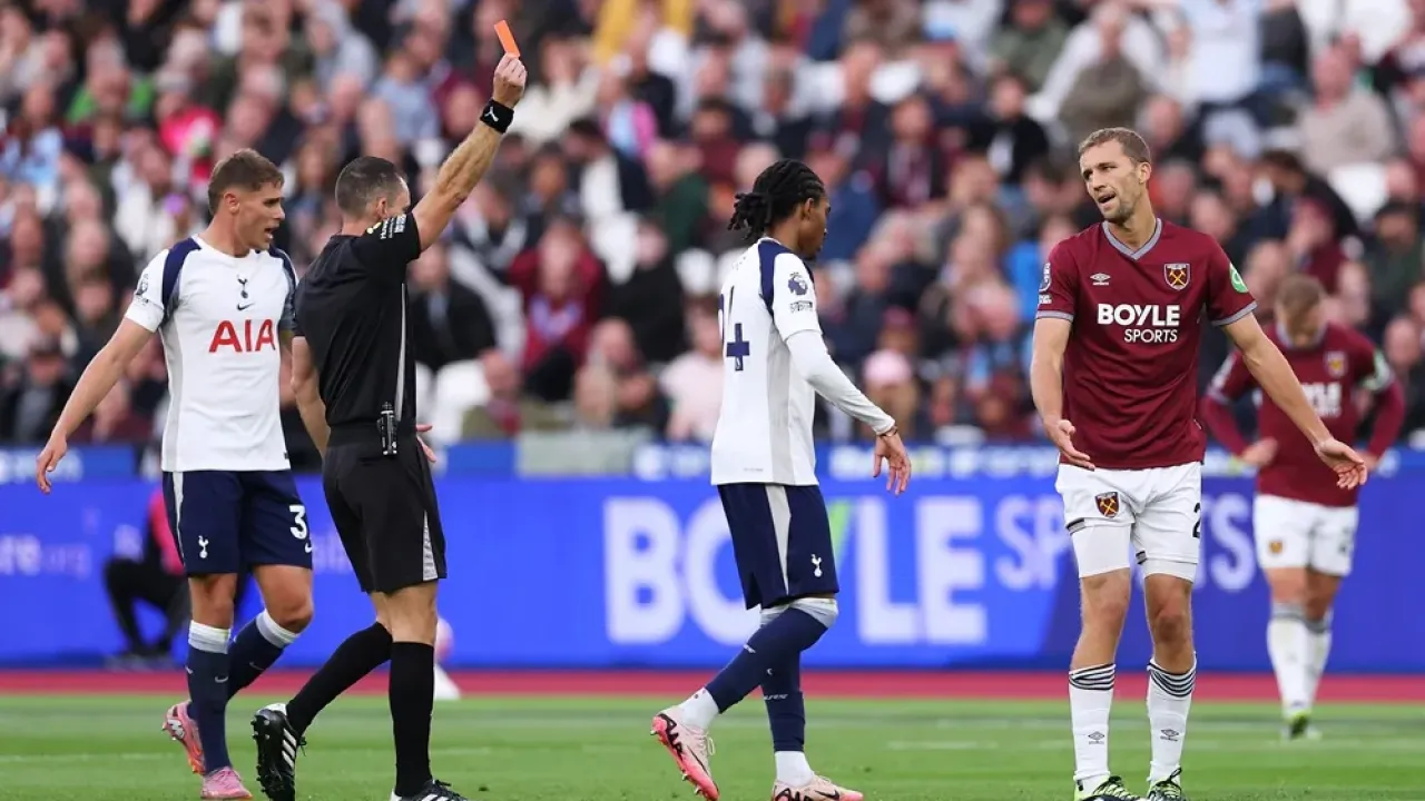 Wasit Jarred Gillett Akan Pimpin Laga Arsenal vs Newcastle (3)
