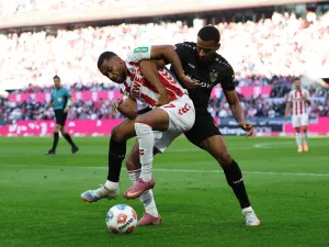 &#x00d83e;&#x00dd2f; Player stays on his feet: bizarre phantom penalty in the Bundesliga