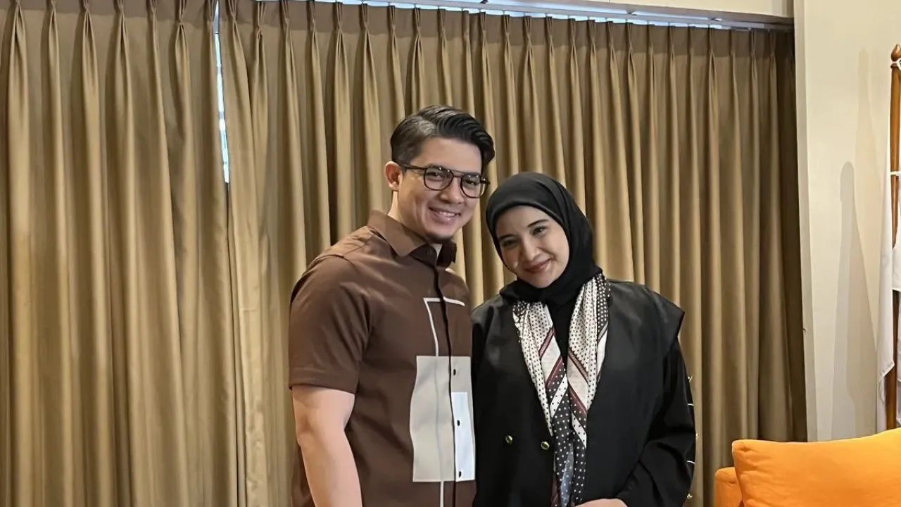 Zaskia Sungkar memgumumkan kehamilan anak kedua dalam jumpa pers di Morula IVF Jakarta, daerah Menteng, Jakarta Pusat, Kamis (18/9/2025).